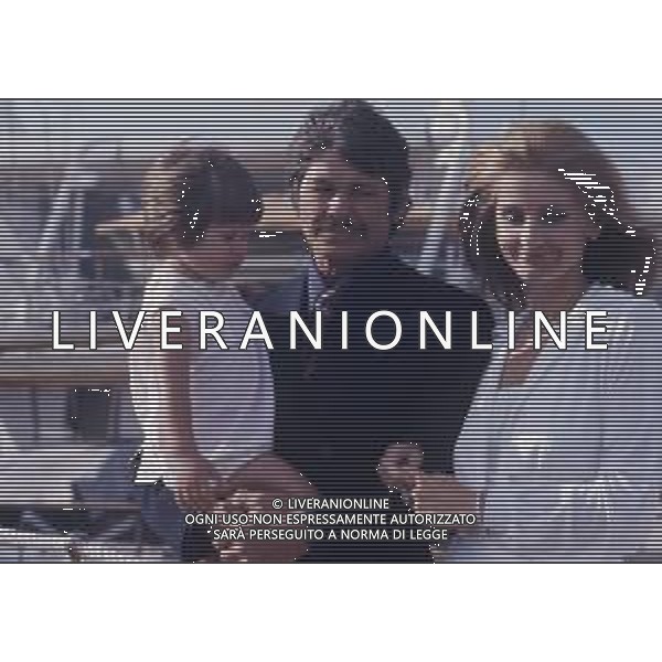 RETROSPETTIVA CHARLES BRONSON ATTORE NELLA FOTO CHARLES BRONSON A CANNES NELL\'ANNO 1973 CON JILL IRELAND E FIGLIA AG ALDO LIVERANI SAS 