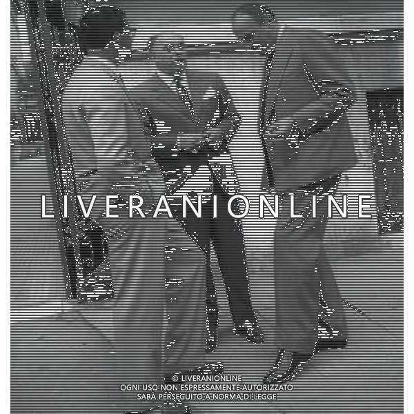 RETROSPETTIVA CARLO PONTI REGISTA NELLA FOTO CARLO PONTI NELLL\'ANNO 1957 A ROMA COI GIORNALISTI SCALFATI E BALDACCI FOTO SANDRO VESPASIANI-AG ALDO LIVERANI SAS 
