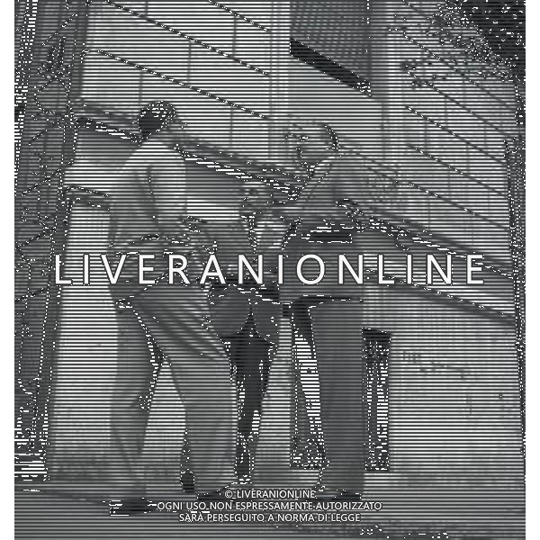 RETROSPETTIVA CARLO PONTI REGISTA NELLA FOTO CARLO PONTI NELLL\'ANNO 1957 A ROMA COI GIORNALISTI SCALFATI E BALDACCI FOTO SANDRO VESPASIANI-AG ALDO LIVERANI SAS 