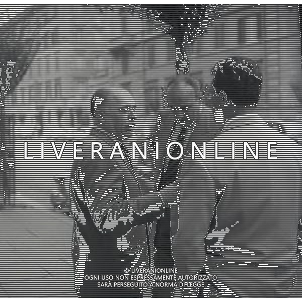 RETROSPETTIVA CARLO PONTI REGISTA NELLA FOTO CARLO PONTI NELLL\'ANNO 1957 A ROMA COI GIORNALISTI SCALFATI E BALDACCI FOTO SANDRO VESPASIANI-AG ALDO LIVERANI SAS 