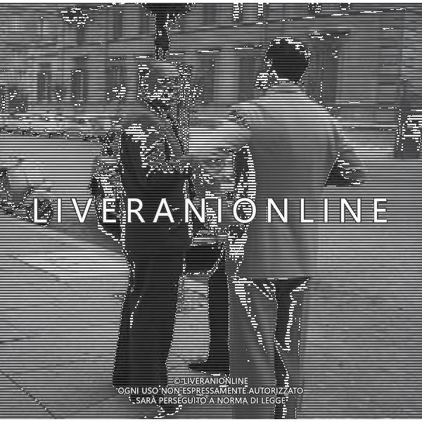 RETROSPETTIVA CARLO PONTI REGISTA NELLA FOTO CARLO PONTI NELLL\'ANNO 1957 A ROMA COI GIORNALISTI SCALFATI  FOTO SANDRO VESPASIANI-AG ALDO LIVERANI SAS  