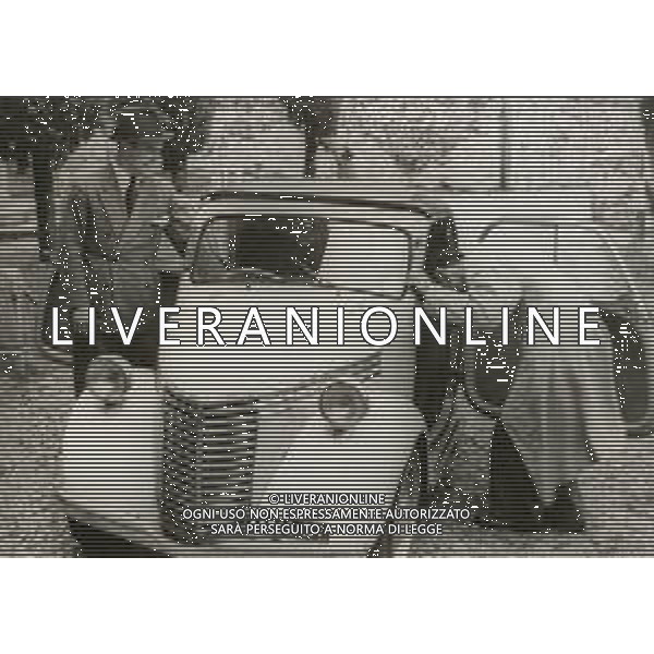 RETROSPETTIVA CARLO PONTI REGISTA NELLA FOTO CARLO PONTI CON LA SUA PRIMA AUTO  RIPRODUZIONI SANDRO VESPASIANI-AG ALDO LIVERANI SAS  