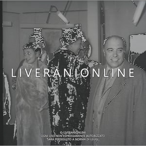 RETROSPETTIVA CARLO PONTI REGISTA NELLA FOTO CARLO PONTI CON SOPHIA LOREN ALLA MOSTRA DI NEGULESKO FOTO SANDRO VESPASIANI-AG ALDO LIVERANI SAS  
