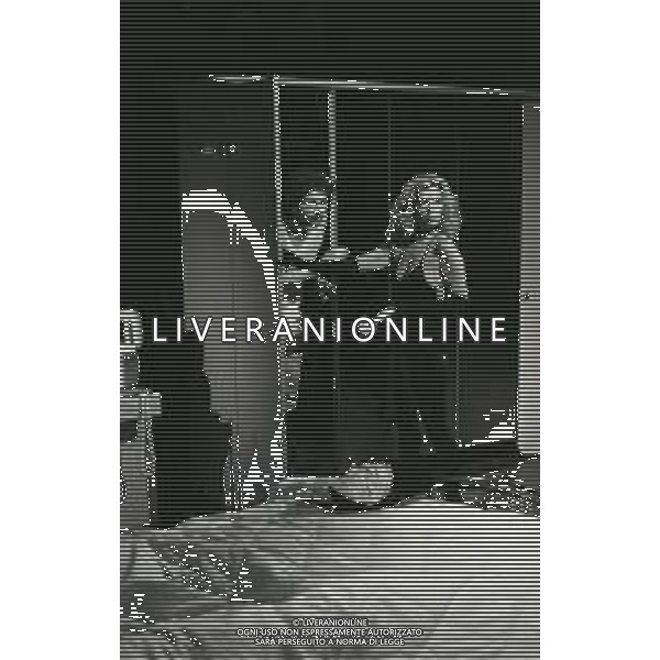 RETROSPETTIVA ABBE LANE ATTRICE NELLA FOTO ABBE LANE CON BEPPE GRILLO NELLA TRASMISSIONE TELEVISIVA “TE LA DO IO L\'AMERICA“ NELL\'ANNO 1981 AG ALDO LIVERANI SAS 