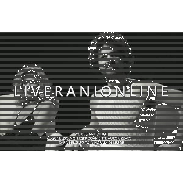 RETROSPETTIVA ABBE LANE ATTRICE NELLA FOTO ABBE LANE CON BEPPE GRILLO NELLA TRASMISSIONE TELEVISIVA “TE LA DO IO L\'AMERICA“ NELL\'ANNO 1981 AG ALDO LIVERANI SAS 