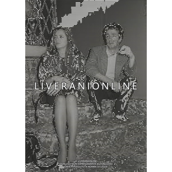 RETROSPETTIVA BARBARA DE ROSSI ATTRICE NELLA FOTO BARBARA DE ROSSI CON FRANCESCO NUTI A MILANO TERRAZZA MARTINI NELL\'ANNO 1983 AG ALDO LIVERANI SAS
