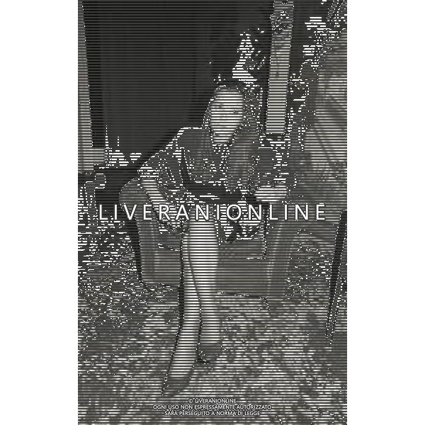 RETROSPETTIVA BARBARA DE ROSSI ATTRICE NELLA FOTO BARBARA DE ROSSI A MILANO TERRAZZA MARTINI NELL\'ANNO 1983 AG ALDO LIVERANI SAS