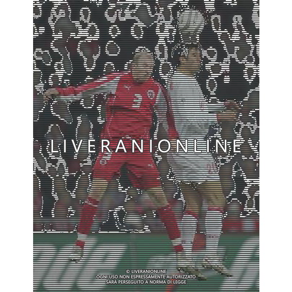 Berna 12 novembre 2005 Svizzera - Turchia play off qualificazioni mondiali Germania 2006 nella foto: Magnin Ludovic e Hakan Sukur foto Andry / Ag. Aldo Liverani