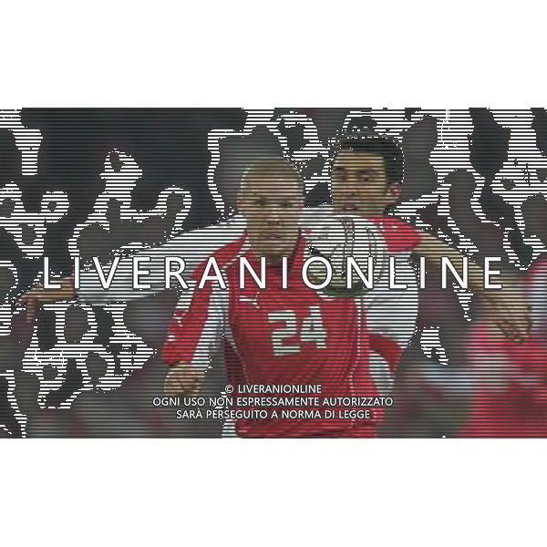 Berna 12 novembre 2005 Svizzera - Turchia play off qualificazioni mondiali Germania 2006 nella foto: Senderos Philippe e Hakan Sukur foto Andry / Ag. Aldo Liverani