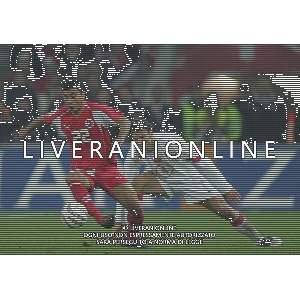 Berna 12 novembre 2005 Svizzera - Turchia play off qualificazioni mondiali Germania 2006 nella foto: Vonlanthen Johan e Alpay Ozalan foto Andry / Ag. Aldo Liverani