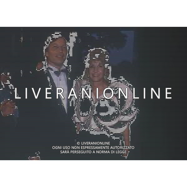 RETROSPETTIVA MICHAEL YORK ATTORE NELLA FOTO MICHAEL YORK E LA MOGLIE PATRICIA Mc CALLUM A MILANO NELL\'ANNO 1988 AG ALDO LIVERANI SAS 