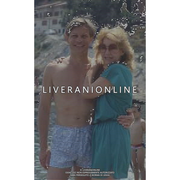 RETROSPETTIVA MICHAEL YORK ATTORE NELLA FOTO MICHAEL YORK E LA MOGLIE PATRICIA Mc CALLUM A TAORMINA NELL\'ANNO 1975 AG ALDO LIVERANI SAS