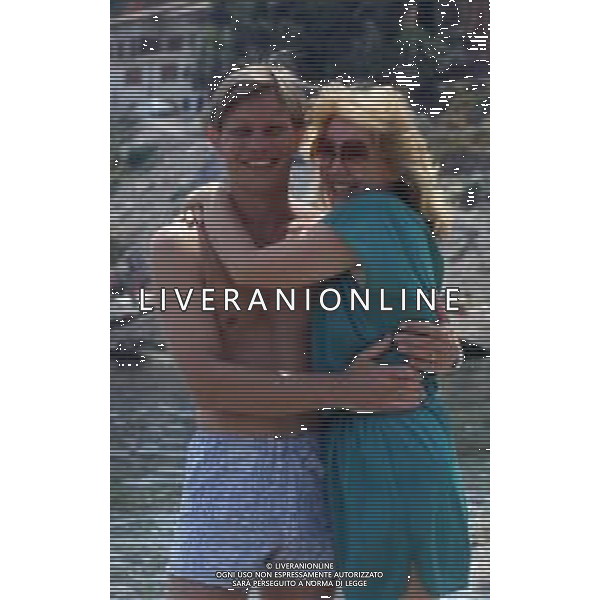 RETROSPETTIVA MICHAEL YORK ATTORE NELLA FOTO MICHAEL YORK E LA MOGLIE PATRICIA Mc CALLUM A TAORMINA NELL\'ANNO 1975 AG ALDO LIVERANI SAS