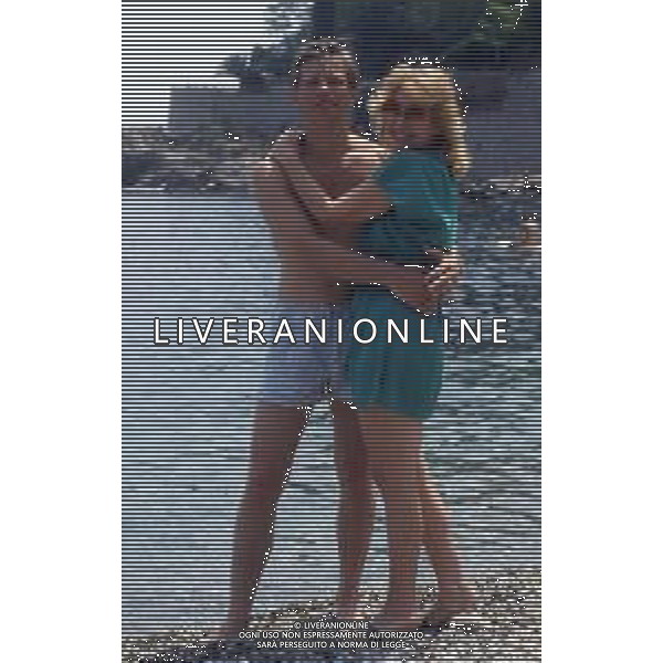 RETROSPETTIVA MICHAEL YORK ATTORE NELLA FOTO MICHAEL YORK E LA MOGLIE PATRICIA Mc CALLUM A TAORMINA NELL\'ANNO 1975 AG ALDO LIVERANI SAS