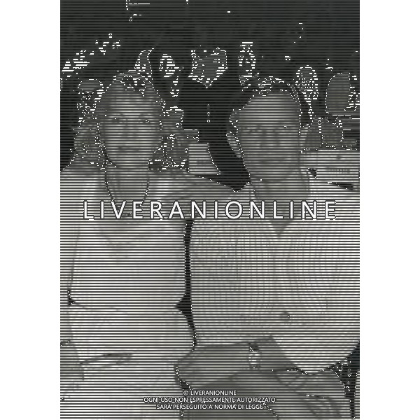 RETROSPETTIVA MICHAEL YORK ATTORE NELLA FOTO MICHAEL YORK E LA MOGLIE PATRICIA Mc CALLUM A TAORMINA NELL\'ANNO 1975 AG ALDO LIVERANI SAS