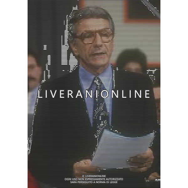 RETROSPETTIVA ALFREDO PIGNA GIORNALISTA E TELECRONISTA SPORTIVO NELLA FOTO ALFREDO PIGNA NELLA TRASMISSIONE TELEVISIVA “LA DOMENICA SPORTIVA“ NELL\'ANNO 1986 AG ALDO LIVERANI SAS 