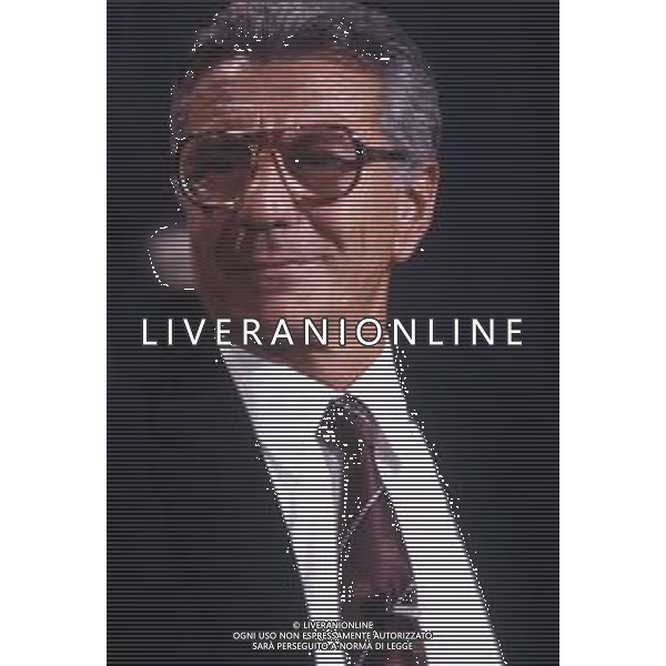 RETROSPETTIVA ALFREDO PIGNA GIORNALISTA E TELECRONISTA SPORTIVO NELLA FOTO ALFREDO PIGNA NELLA TRASMISSIONE TELEVISIVA “LA DOMENICA SPORTIVA“ NELL\'ANNO 1985  AG ALDO LIVERANI SAS 