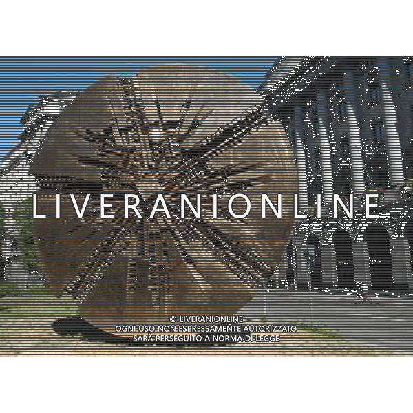 milano 06/07/03 statua di arnaldo pomodoro in piazza meda foto mauro bottaro/ag aldo liverani