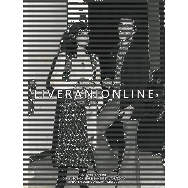 RETROSPETTIVA GIULIANO ILLIANI PSEUDONIMO DONATELLO CANTANTE NELLA FOTO GIULIANO ILLIANI CON LA MOGLIE ARMIDA STIVALA IL GIORNO DELLE NOZZE A FIRENZE NELL\'ANNO 1971 FOTO GINO BALDAN-AG ALDO LIVERANI SAS