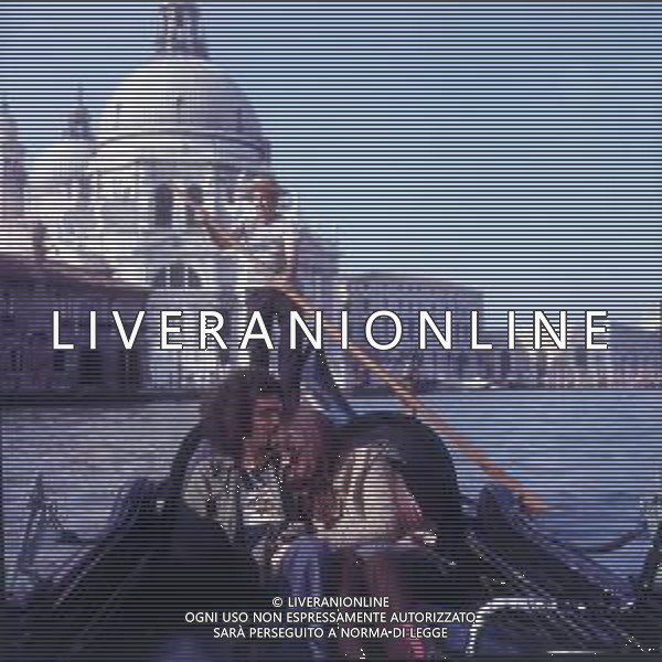 RETROSPETTIVA GIULIANO ILLIANI PSEUDONIMO DONATELLO CANTANTE NELLA FOTO GIULIANO ILLIANI CON LA MOGLIE ARMIDA STIVALA NELL\'ANNO 1973 A VENEZIA PER LA PRESENTAZIONE DEL FILM“DIARIO DI UN ITALIANO“ FOTO GINO BALDAN-AG ALDO LIVERANI SAS  