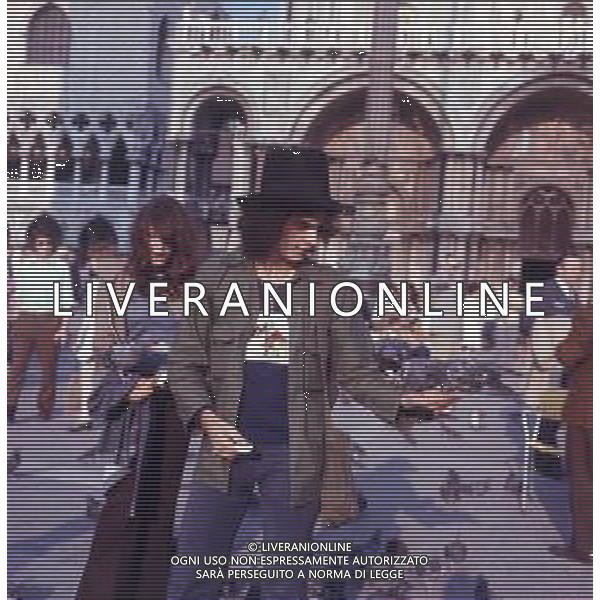 RETROSPETTIVA GIULIANO ILLIANI PSEUDONIMO DONATELLO CANTANTE NELLA FOTO GIULIANO ILLIANI CON LA MOGLIE ARMIDA STIVALA NELL\'ANNO 1973 A VENEZIA PER LA PRESENTAZIONE DEL FILM“DIARIO DI UN ITALIANO“ FOTO GINO BALDAN-AG ALDO LIVERANI SAS  