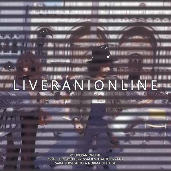 RETROSPETTIVA GIULIANO ILLIANI PSEUDONIMO DONATELLO CANTANTE NELLA FOTO GIULIANO ILLIANI CON LA MOGLIE ARMIDA STIVALA NELL\'ANNO 1973 A VENEZIA PER LA PRESENTAZIONE DEL FILM“DIARIO DI UN ITALIANO“ FOTO GINO BALDAN-AG ALDO LIVERANI SAS  