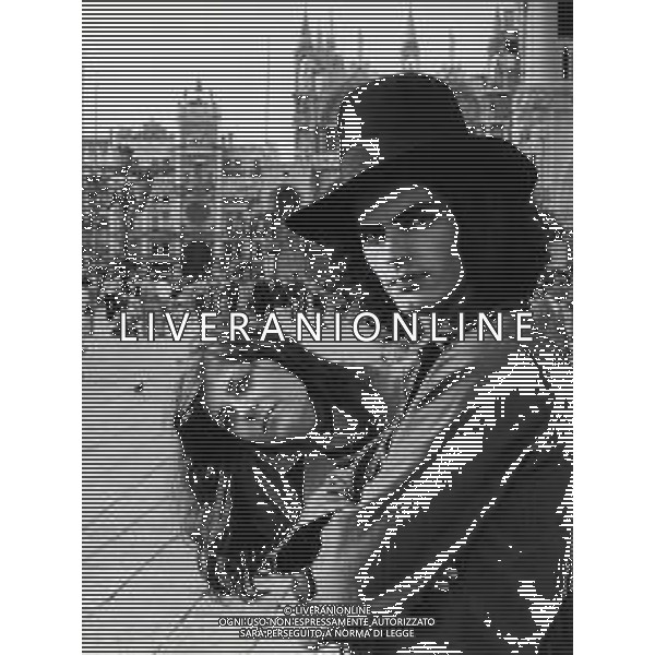 RETROSPETTIVA GIULIANO ILLIANI PSEUDONIMO DONATELLO CANTANTE NELLA FOTO GIULIANO ILLIANI CON LA MOGLIE ARMIDA STIVALA NELL\'ANNO 1973 A VENEZIA PER LA PRESENTAZIONE DEL FILM“DIARIO DI UN ITALIANO“ FOTO GINO BALDAN-AG ALDO LIVERANI SAS 