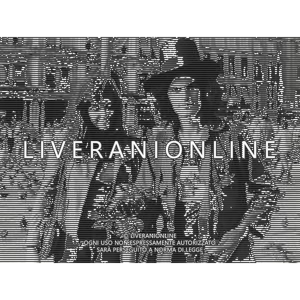 RETROSPETTIVA GIULIANO ILLIANI PSEUDONIMO DONATELLO CANTANTE NELLA FOTO GIULIANO ILLIANI CON LA MOGLIE ARMIDA STIVALA NELL\'ANNO 1973 A VENEZIA PER LA PRESENTAZIONE DEL FILM“DIARIO DI UN ITALIANO“ FOTO GINO BALDAN-AG ALDO LIVERANI SAS 