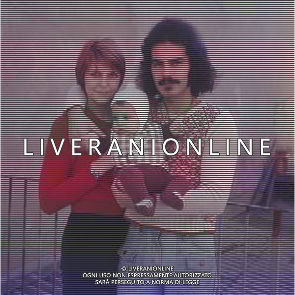 RETROSPETTIVA GIULIANO ILLIANI PSEUDONIMO DONATELLO CANTANTE NELLA FOTO GIULIANO ILLIANI CON LA MOGLIE ARMIDA STIVALA E LA FIGLIA FOTO GINO BALDAN-AG ALDO LIVERANI SAS  