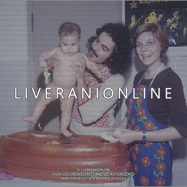 RETROSPETTIVA GIULIANO ILLIANI PSEUDONIMO DONATELLO CANTANTE NELLA FOTO GIULIANO ILLIANI CON LA MOGLIE ARMIDA STIVALA E LA FIGLIA FOTO GINO BALDAN-AG ALDO LIVERANI SAS  