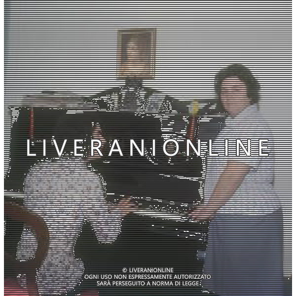 RETROSPETTIVA GIULIANO ILLIANI PSEUDONIMO DONATELLO CANTANTE NELLA FOTO GIULIANO ILLIANI CON LA MADRE FOTO GINO BALDAN-AG ALDO LIVERANI SAS   