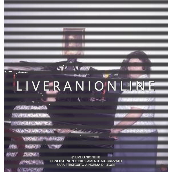 RETROSPETTIVA GIULIANO ILLIANI PSEUDONIMO DONATELLO CANTANTE NELLA FOTO GIULIANO ILLIANI CON LA MADRE FOTO GINO BALDAN-AG ALDO LIVERANI SAS   