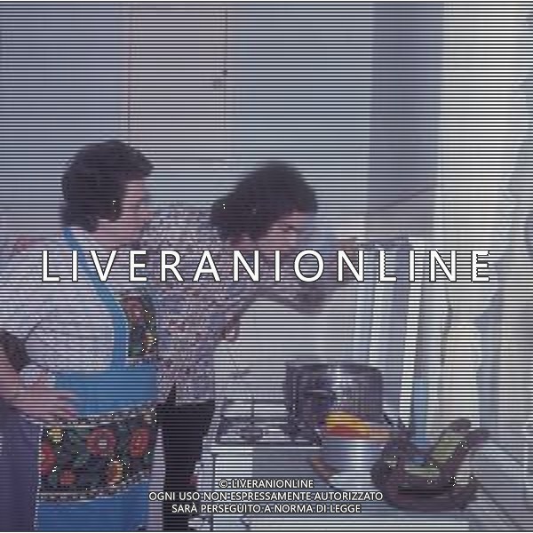 RETROSPETTIVA GIULIANO ILLIANI PSEUDONIMO DONATELLO CANTANTE NELLA FOTO GIULIANO ILLIANI CON LA MADRE FOTO GINO BALDAN-AG ALDO LIVERANI SAS  