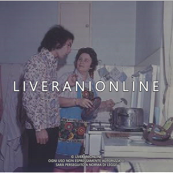 RETROSPETTIVA GIULIANO ILLIANI PSEUDONIMO DONATELLO CANTANTE NELLA FOTO GIULIANO ILLIANI CON LA MADRE FOTO GINO BALDAN-AG ALDO LIVERANI SAS  