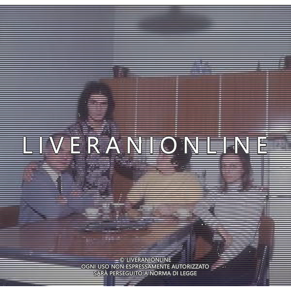 RETROSPETTIVA GIULIANO ILLIANI PSEUDONIMO DONATELLO CANTANTE NELLA FOTO GIULIANO ILLIANI IN FAMIGLIA  FOTO GINO BALDAN-AG ALDO LIVERANI SAS  