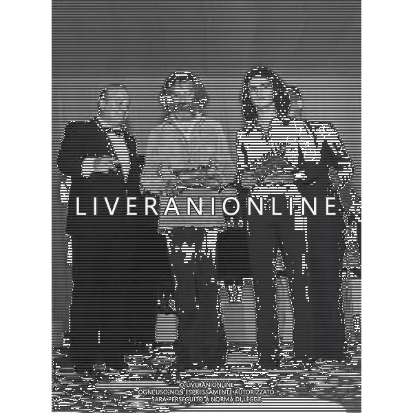 RETROSPETTIVA GIULIANO ILLIANI PSEUDONIMO DONATELLO CANTANTE NELLA FOTO GIULIANO ILLIANI -Georges Moustaki- GIANNI RAVERA A VENEZIA GONDOLA D\'ORO FOTO GINO BALDAN-AG ALDO LIVERANI SAS  