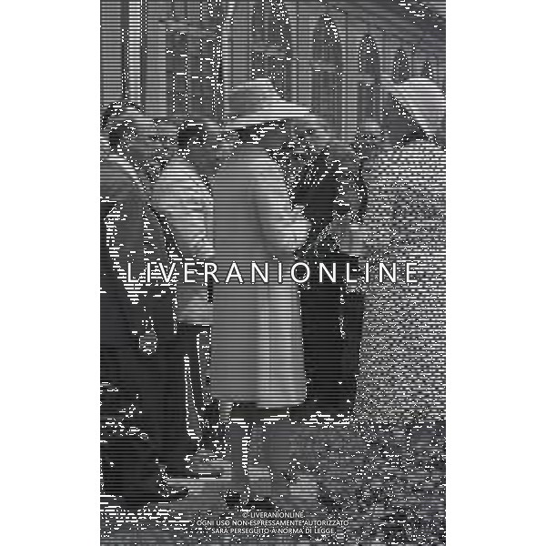 RETROSPETTIVA GRACE KELLY NELLA FOTO GRACE KELLY CON NISO FUMAGALLI A MONZA PER L\'INAUGURAZIONE DELLA ROSA TEODOLINDA LA PIU\' BELLA ROSA A VILLA REALE NELL\'ANNO 1970 AG ALDO LIVERANI SAS