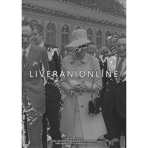 RETROSPETTIVA GRACE KELLY NELLA FOTO GRACE KELLY CON NISO FUMAGALLI A MONZA PER L\'INAUGURAZIONE DELLA ROSA TEODOLINDA LA PIU\' BELLA ROSA A VILLA REALE NELL\'ANNO 1970 AG ALDO LIVERANI SAS