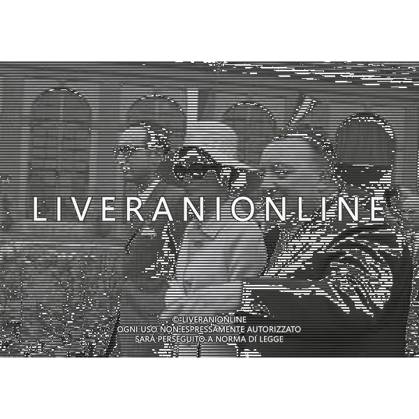 RETROSPETTIVA GRACE KELLY NELLA FOTO GRACE KELLY CON NISO FUMAGALLI A MONZA PER L\'INAUGURAZIONE DELLA ROSA TEODOLINDA LA PIU\' BELLA ROSA A VILLA REALE NELL\'ANNO 1970 AG ALDO LIVERANI SAS