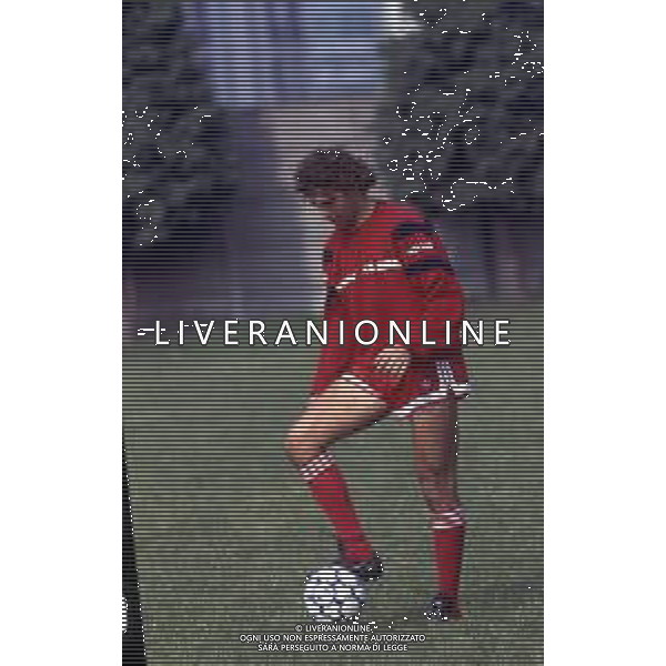 RETROSPETTIVA NESTOR LORENZO CALCIATORE NELLA FOTO NESTOR LORENZO NELL\'ANNO 1989-1990 CON BARI CALCIO AG ALDO LIVERANI SAS