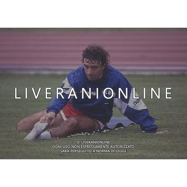 RETROSPETTIVA NESTOR LORENZO CALCIATORE NELLA FOTO NESTOR LORENZO NELL\'ANNO 1989-1990 CON BARI CALCIO AG ALDO LIVERANI SAS