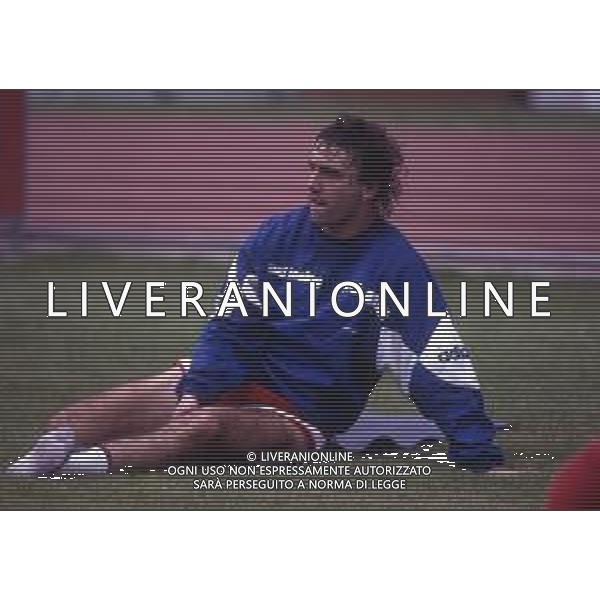 RETROSPETTIVA NESTOR LORENZO CALCIATORE NELLA FOTO NESTOR LORENZO NELL\'ANNO 1989-1990 CON BARI CALCIO AG ALDO LIVERANI SAS