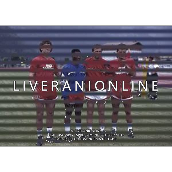 RETROSPETTIVA NESTOR LORENZO CALCIATORE NELLA FOTO NESTOR LORENZO-GERSON-GAETANO SALVEMINI E MASSIMO BRAMBATI NELL\'ANNO 1989-1990 CON BARI CALCIO AG ALDO LIVERANI SAS