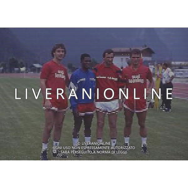 RETROSPETTIVA NESTOR LORENZO CALCIATORE NELLA FOTO NESTOR LORENZO-GERSON-GAETANO SALVEMINI E MASSIMO BRAMBATI NELL\'ANNO 1989-1990 CON BARI CALCIO AG ALDO LIVERANI SAS