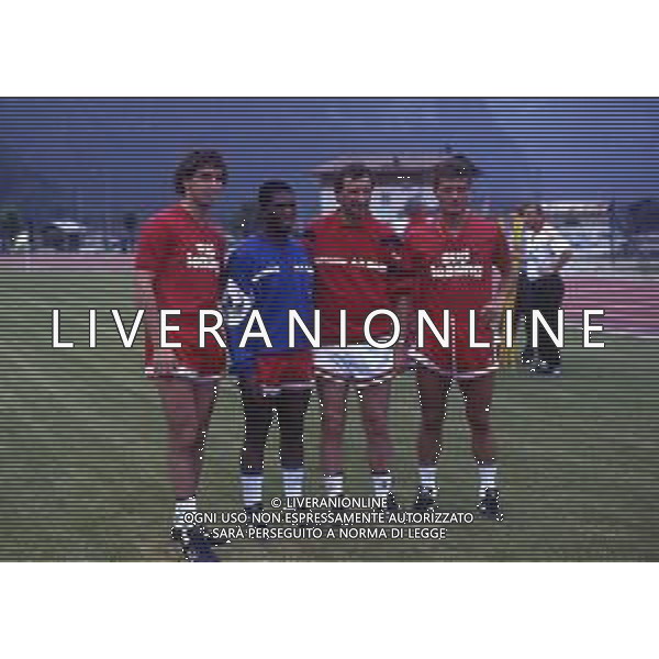 RETROSPETTIVA NESTOR LORENZO CALCIATORE NELLA FOTO NESTOR LORENZO-GERSON-GAETANO SALVEMINI E MASSIMO BRAMBATI NELL\'ANNO 1989-1990 CON BARI CALCIO AG ALDO LIVERANI SAS