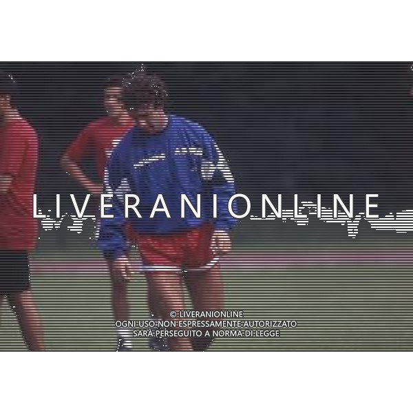 RETROSPETTIVA NESTOR LORENZO CALCIATORE NELLA FOTO NESTOR LORENZO NELL\'ANNO 1989-1990 CON BARI CALCIO AG ALDO LIVERANI SAS