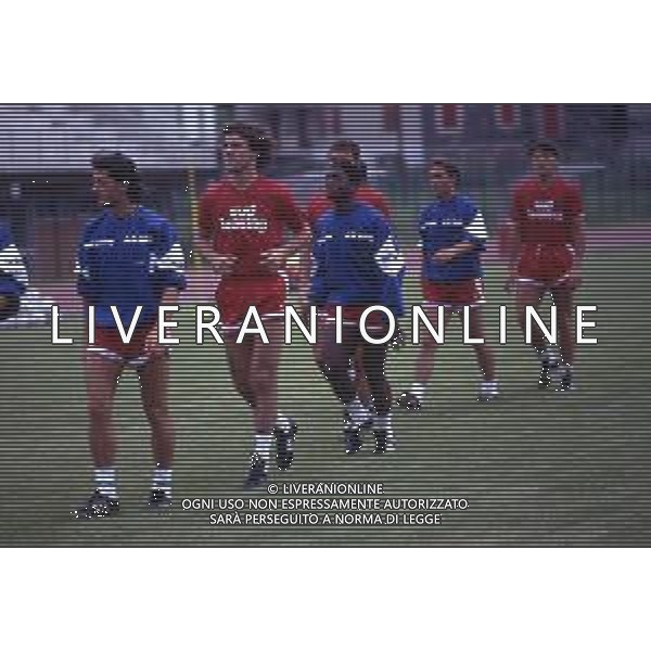 RETROSPETTIVA NESTOR LORENZO CALCIATORE NELLA FOTO NESTOR LORENZO NELL\'ANNO 1989-1990 CON BARI CALCIO AG ALDO LIVERANI SAS