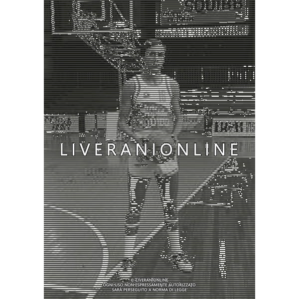 RETROSPETTIVA UMBERTO CAPPELLETTI BASKET NELLA FOTO UMBERTO CAPPELLETTI CON LA MAGLIA DELLA SQUIBB CANTU\' BASKET NELL\'ANNO 1981-1982 FOTO ENRICO LIVERANI-AG ALDO LIVERANI SAS