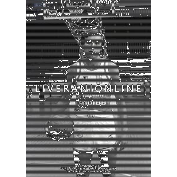 RETROSPETTIVA UMBERTO CAPPELLETTI BASKET NELLA FOTO UMBERTO CAPPELLETTI CON LA MAGLIA DELLA SQUIBB CANTU\' BASKET NELL\'ANNO 1981-1982 FOTO ENRICO LIVERANI-AG ALDO LIVERANI SAS