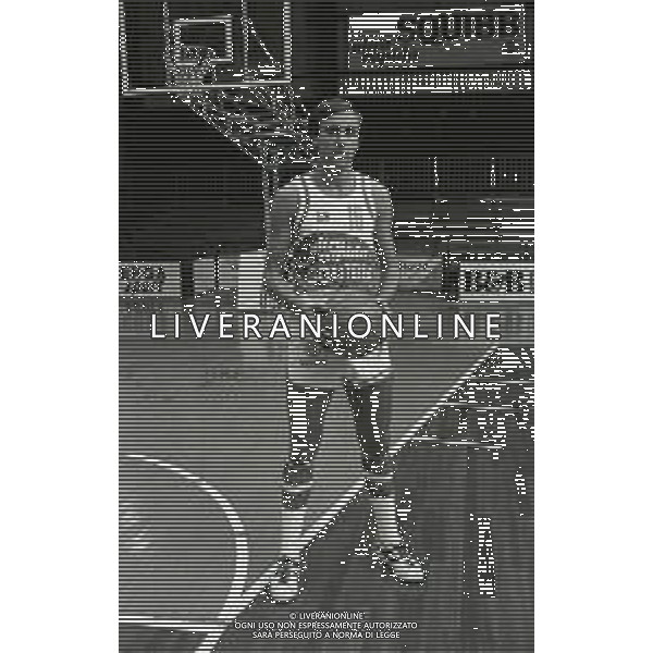 RETROSPETTIVA UMBERTO CAPPELLETTI BASKET NELLA FOTO UMBERTO CAPPELLETTI CON LA MAGLIA DELLA SQUIBB CANTU\' BASKET NELL\'ANNO 1981-1982 FOTO ENRICO LIVERANI-AG ALDO LIVERANI SAS